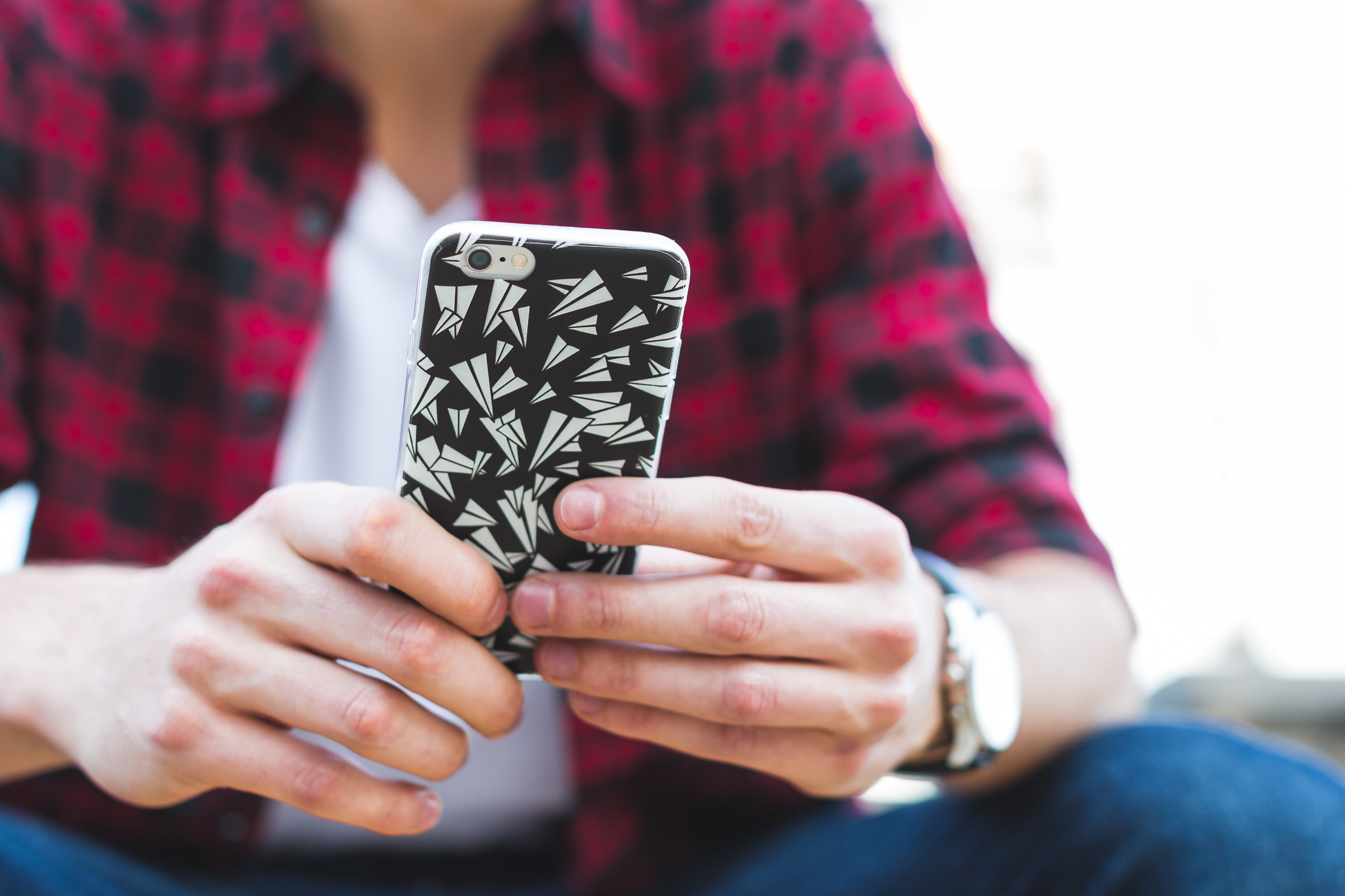 teen-texting-on-smartphone